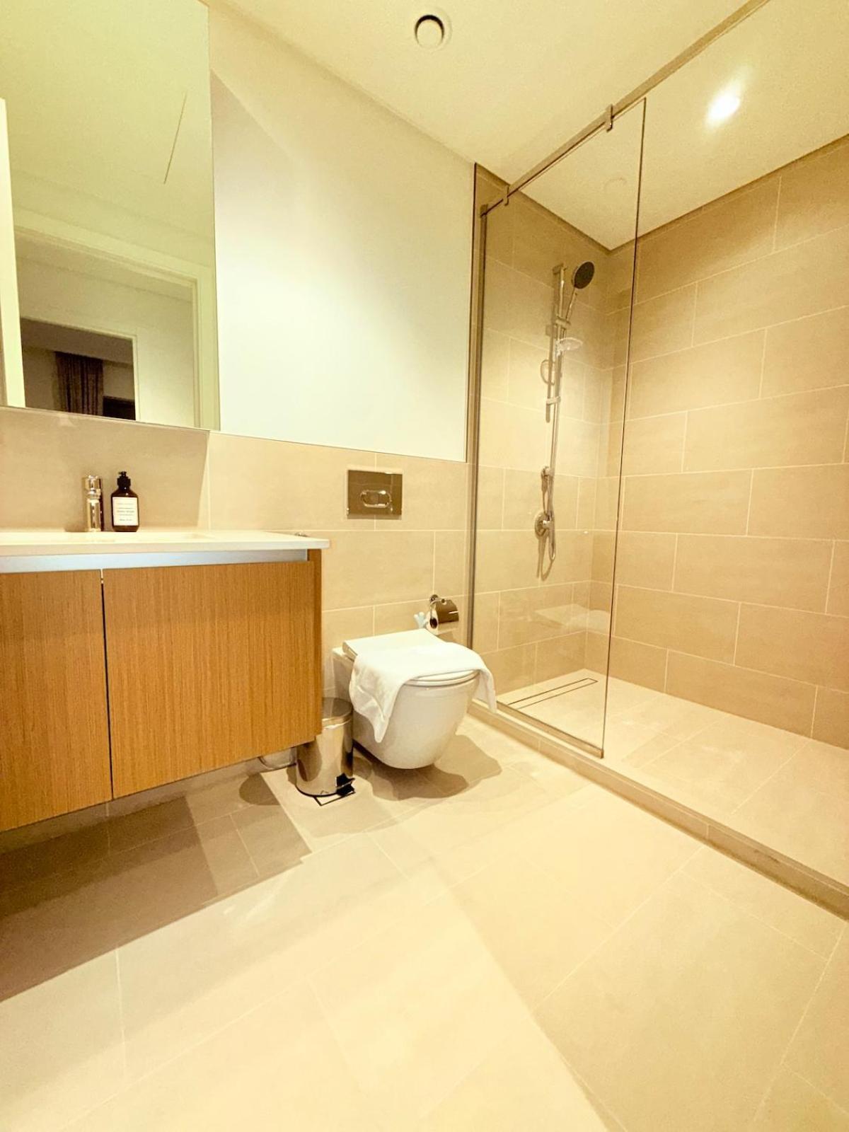 1 Bed With Private Access In Creek Harbour Apartment *